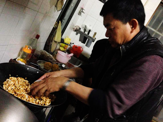 全家接力做煎堆，家的溫暖在延續