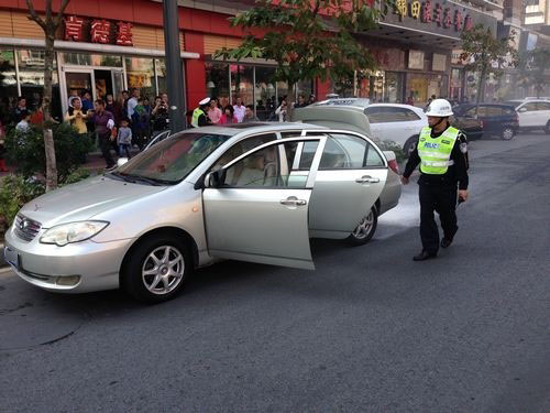 汽車自燃起火，疑是汽車電線短路引起