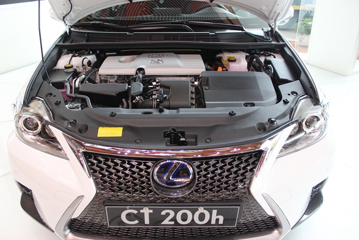 新車搶閘：CT200h雙色版，展示別樣品位