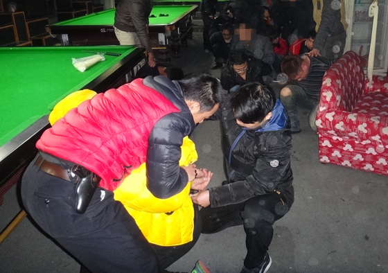 男子聚眾吸毒幫女友慶生，警方一網(wǎng)擒拿