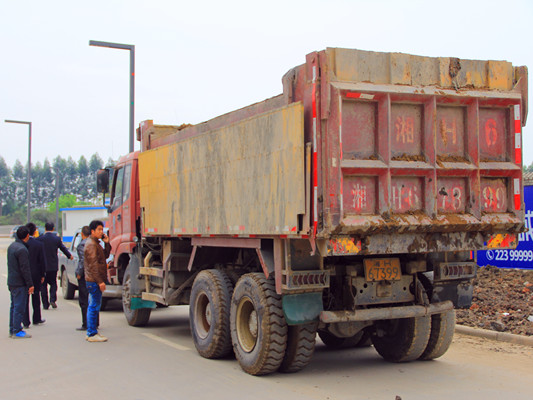 執(zhí)法人員嚴(yán)盯渣土車，鉆空子沒那么容易