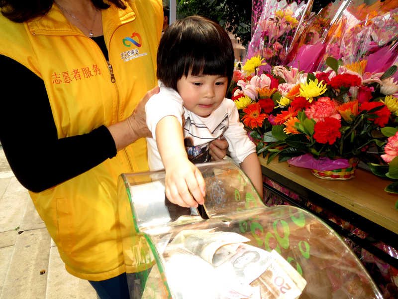 龍江：鮮花義賣寄思念，清明祭祖倡文明