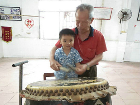 78歲龍舟鼓手老當益壯，2歲小孩是接班人