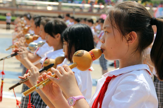 外賓捧場童藝節(jié)，洗“龍舟水”體驗風(fēng)俗