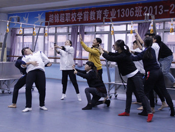 容桂學校獨創舞蹈，呼吁別做“低頭族”