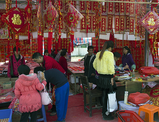 鎮(zhèn)街花市湊熱鬧爭著上 逛了就不想走！