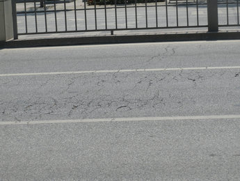 路面開裂有坑洼，車輛途經會顛簸幾下