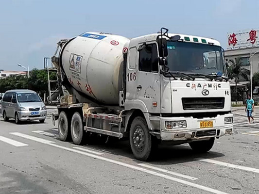 十字路口竟無綠燈？行人拿命在過馬路！