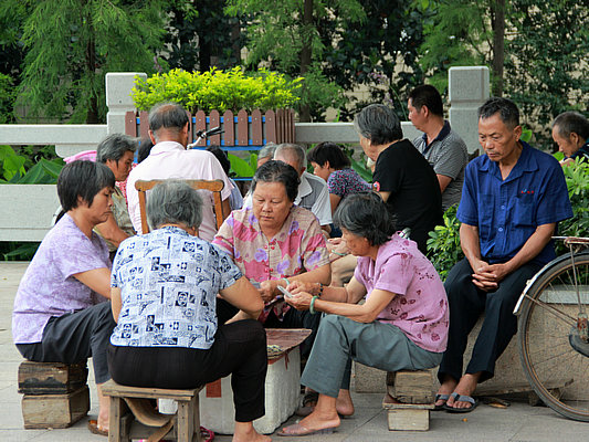 在公園里和領導拉家常，村民表示沒壓力
