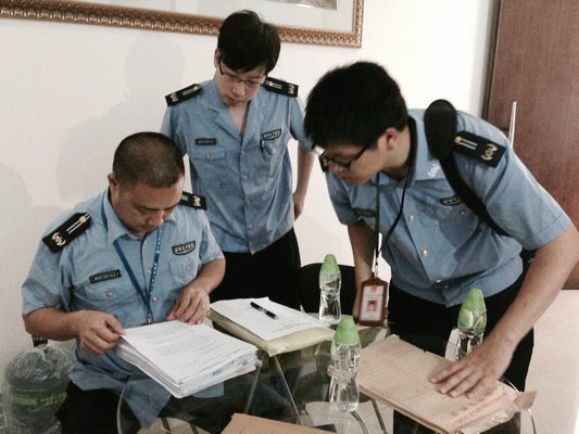 危險(xiǎn)！易燃化品隨意放，兩企業(yè)要整改