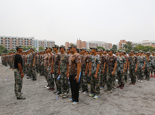 鄭職“小鮮肉”們結束軍訓，邁上新學涯之旅