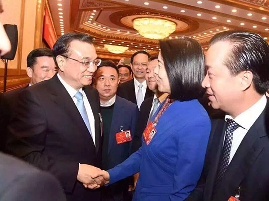 總理和順德代表兩度握手，點贊順德企業