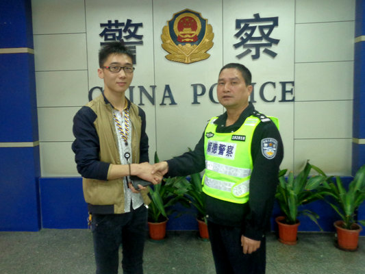 陳村：多虧了警察蜀黍，丟失的高鐵票回來了