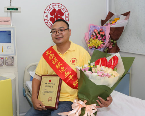 右眼新聞：正能量！這位城管君“抵贊”
