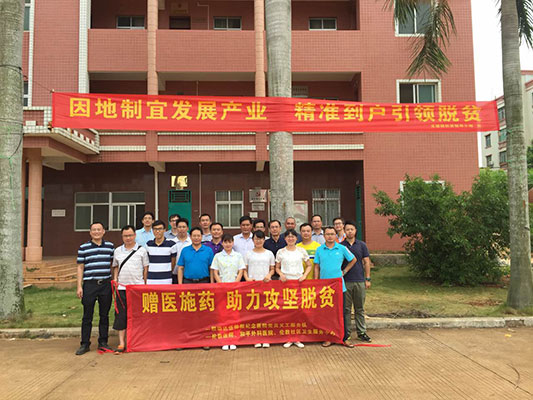 伍仲珮落實精準扶貧，踐行“兩學一做”