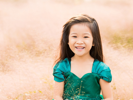 壹周美圖：紅草地美，孩子的笑容更美！