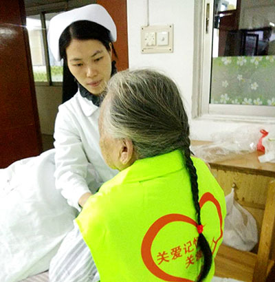 病服外的熒光綠馬甲，防止老人家走失