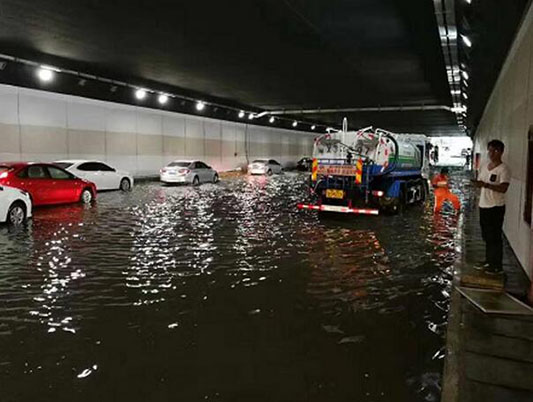 為何逢雨必堵？網友八問碧桂路隧道大浸水！
