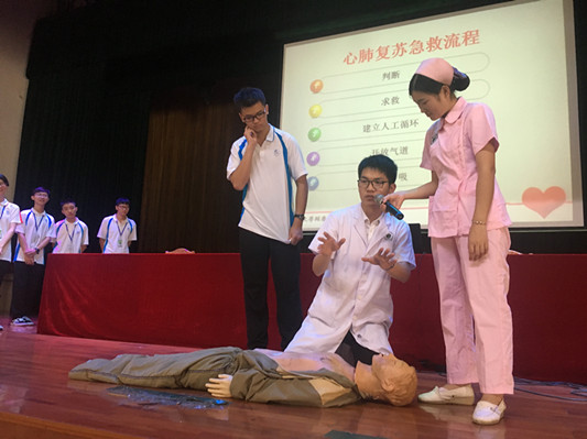 學(xué)生哥學(xué)心肺復(fù)蘇，還有專人手把手教喔