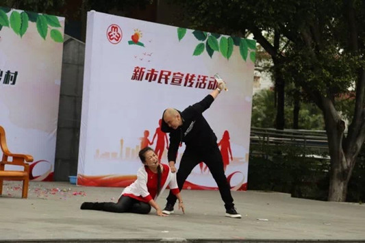 擔(dān)凳子看話劇！零距離學(xué)習(xí)法律知識(shí)啦