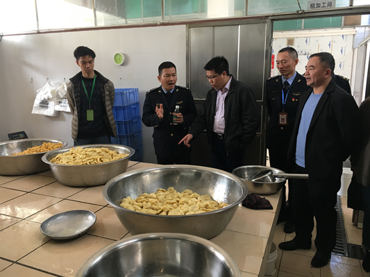 鎮(zhèn)長(zhǎng)帶隊(duì)檢查應(yīng)節(jié)食品，嚴(yán)把安全質(zhì)量關(guān)