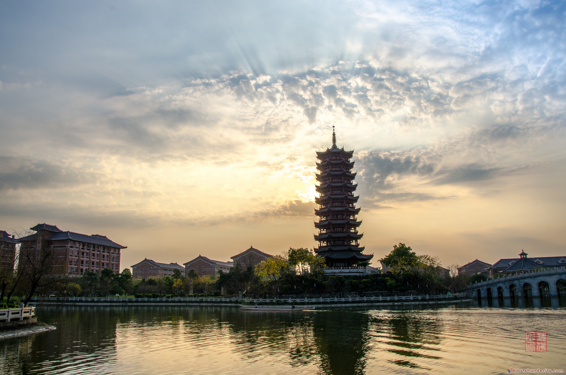 被夕陽(yáng)照耀下的南方醫(yī)科大學(xué)順德校區(qū)