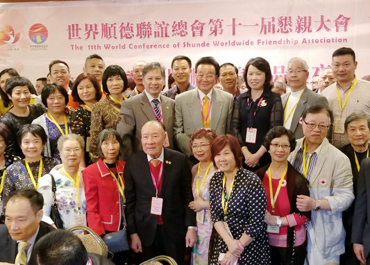 80歲爺爺8個月孫女，一家七口來懇親會