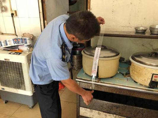 保障舌尖安全，勒流查處12家無證餐飲店