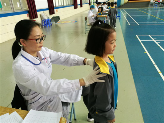 健康體檢進行時，270名醫務人員走進8家學校