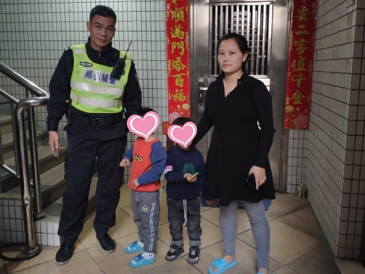 暖心春運！兩男童走失僅20分鐘見到家人
