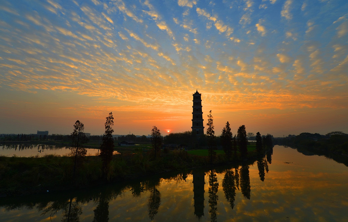 夕陽(yáng)西下，漸被夜色籠罩的文塔