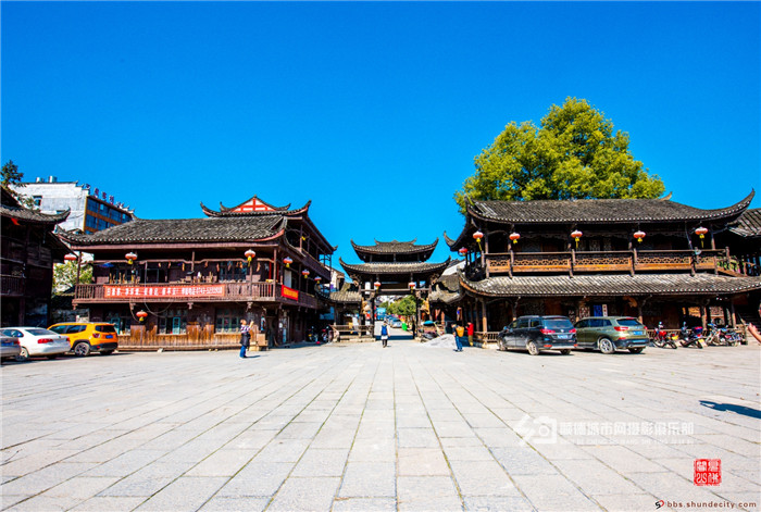 芙蓉鎮(zhèn)，一座“掛在瀑布上的千年古鎮(zhèn)”