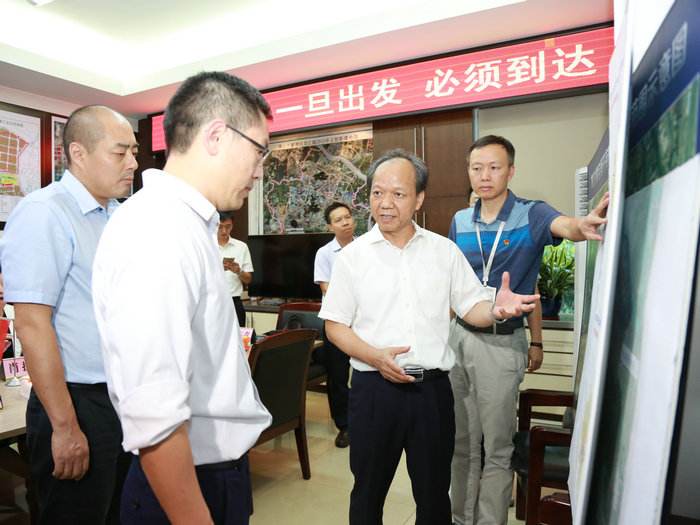 郭文海到龍江調研村改，要求起到示范帶動作用