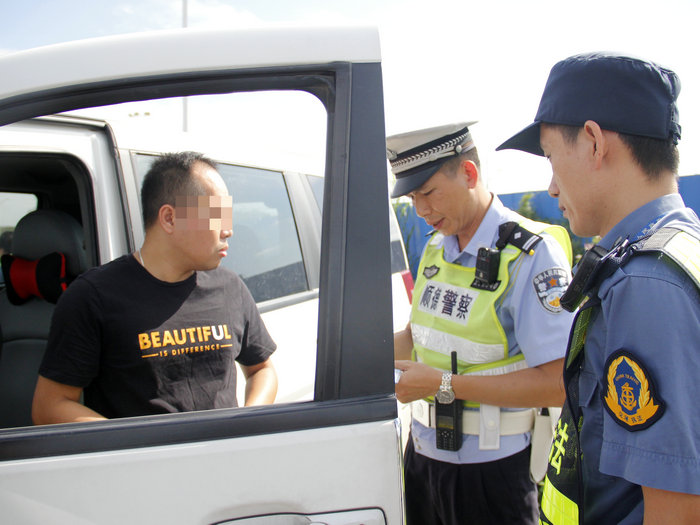 藍(lán)牌車上的“教練”被查，竟稱學(xué)員是他女朋友
