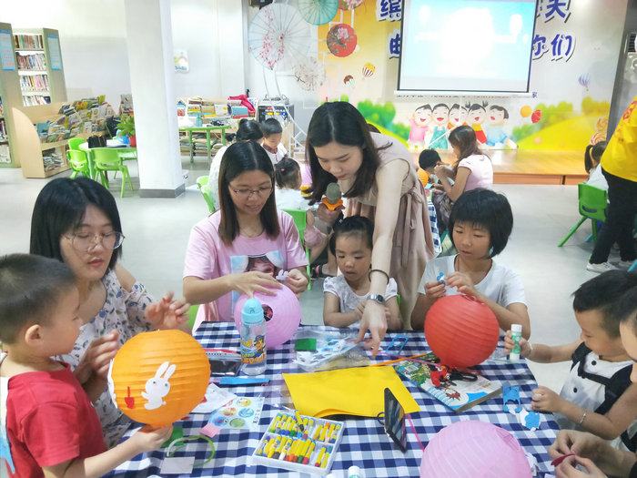 聽故事做燈籠，區(qū)圖書館送文化“上門”