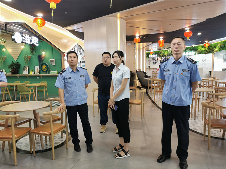 喜迎國慶，領(lǐng)導(dǎo)帶隊節(jié)前整治食品安全行動中