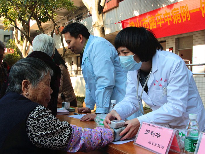 “善醫助老”冬日送暖，敬老院傳出笑聲