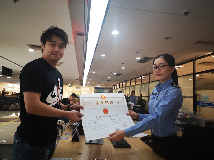 “證照聯辦”改革后，市民房先生用了不到半天時間，就拿到了營業