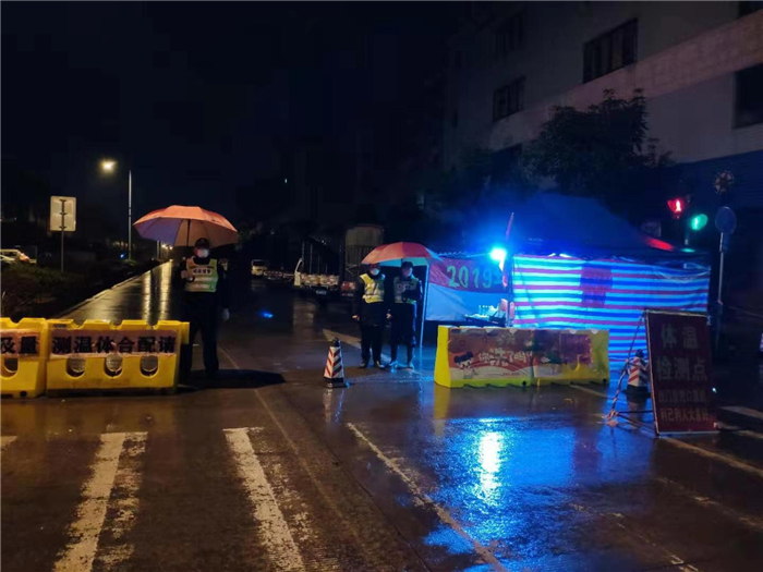 逢車必檢、逢人必測，樂從安監分局風雨兼程，筑起“防疫墻”
