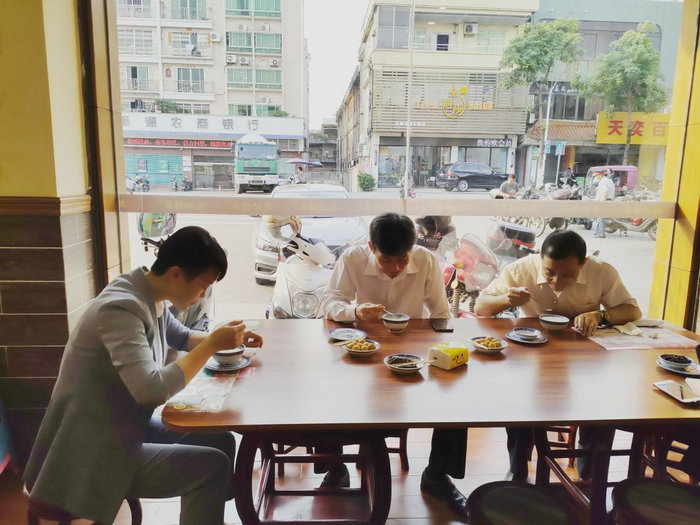均安：區鎮領導帶頭“堂食”，檢查復工