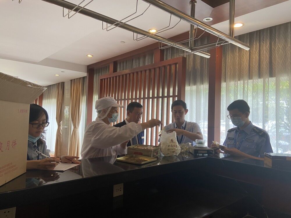 你買的月餅有沒有缺斤短兩？他們來把關