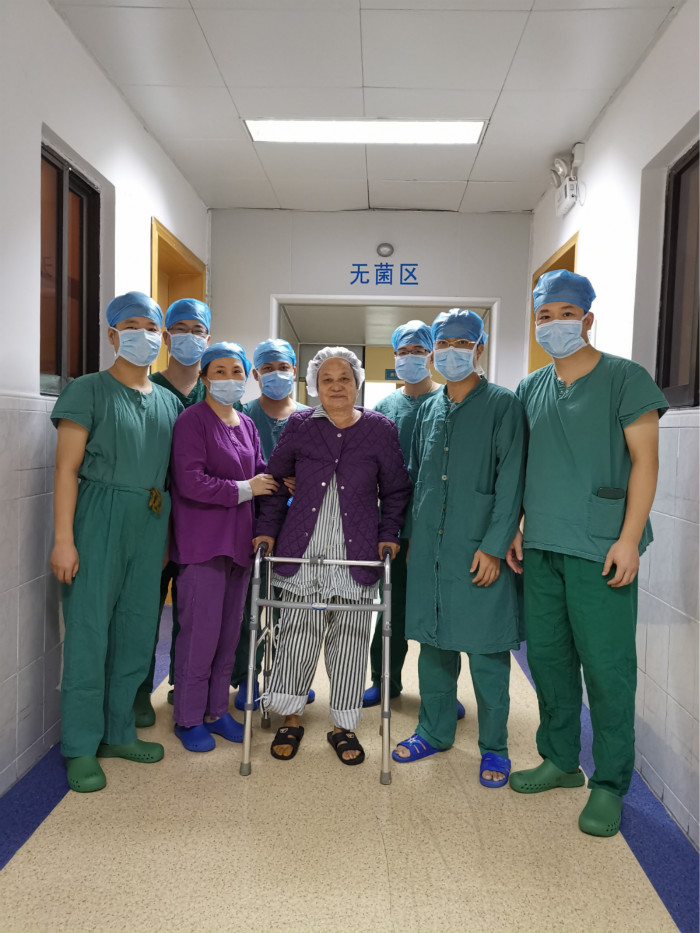 厲害了！七旬老人膝關節置換后輕松走出手術室