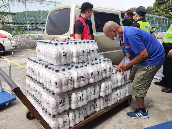 暖心！熱心企業向新冠疫苗接種點贈送飲品