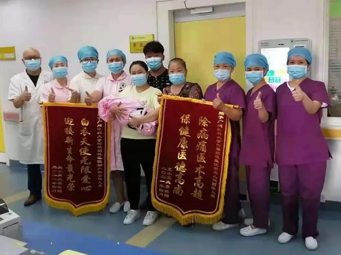 出生時僅兩斤多的早產兒，奮斗51天，和媽媽帶著錦旗出院啦