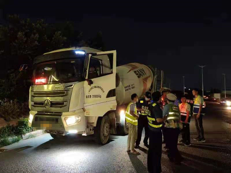 北滘：夜間突擊！違規渣土車被逮住了...