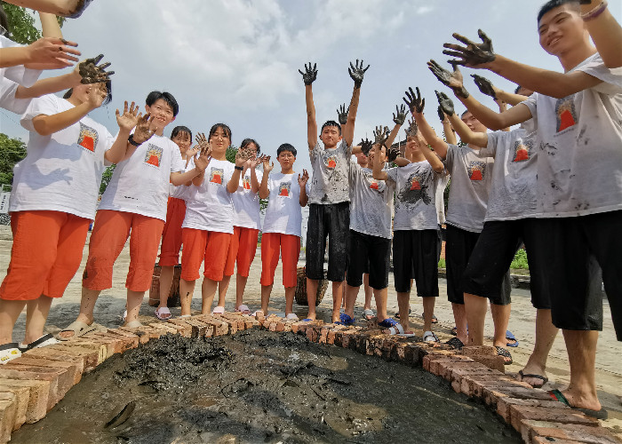 杏壇：24名青少年在青田挖泥壘奔塔