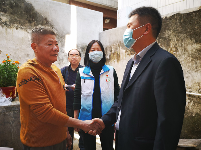 新春走基層 | 暖心美居，他們送溫暖“洗邋遢”