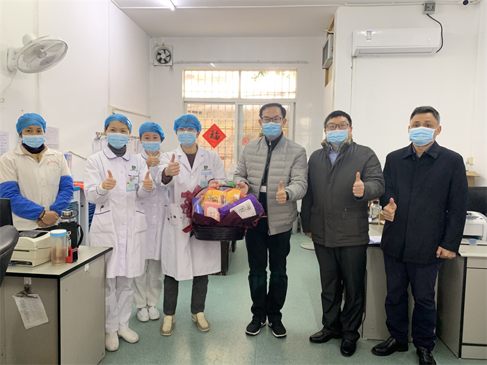 歲寒情暖！區衛生健康局領導到伍醫進行春節慰問