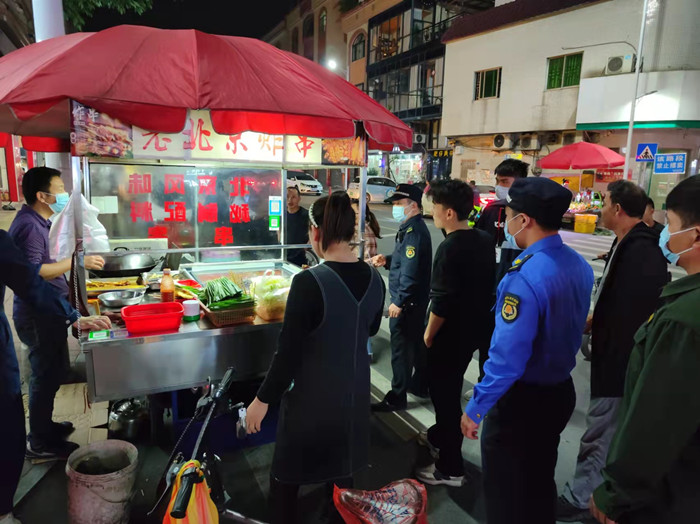 北滘：夜間出擊，整治流動小販亂擺賣