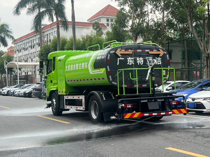 最近出現(xiàn)在大良街頭的灑水降塵車，有點不一樣……